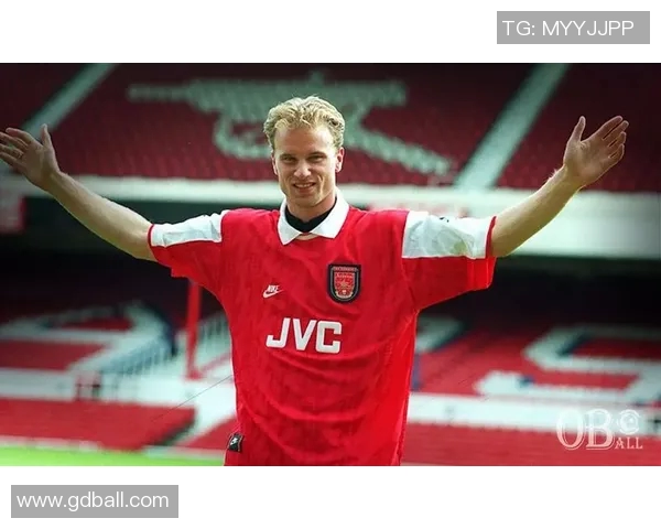 足球明星优雅转身西装打领结展现别样风采与魅力